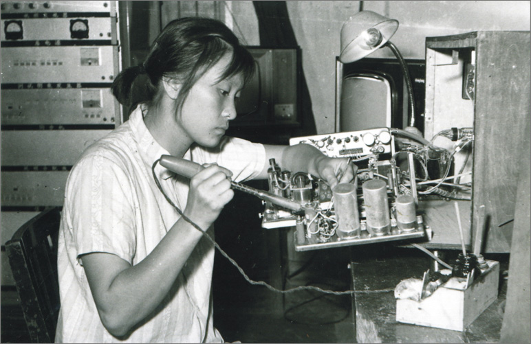 1970年，中國(guó)誕生第一臺(tái)彩色電視機(jī)，數(shù)年之后，長(zhǎng)虹才開(kāi)始電視機(jī)的研制