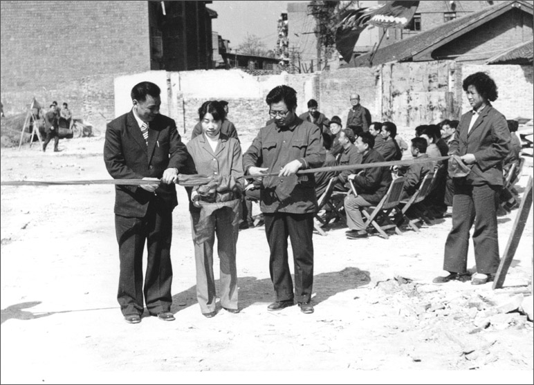 1986年，長(zhǎng)虹彩電工程奠基，這樣的剪彩儀式，剪出了中國(guó)最大的彩電生產(chǎn)基地之一