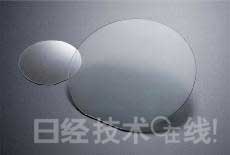 GaN晶圓。左為2英寸產(chǎn)品，右為4英寸產(chǎn)品