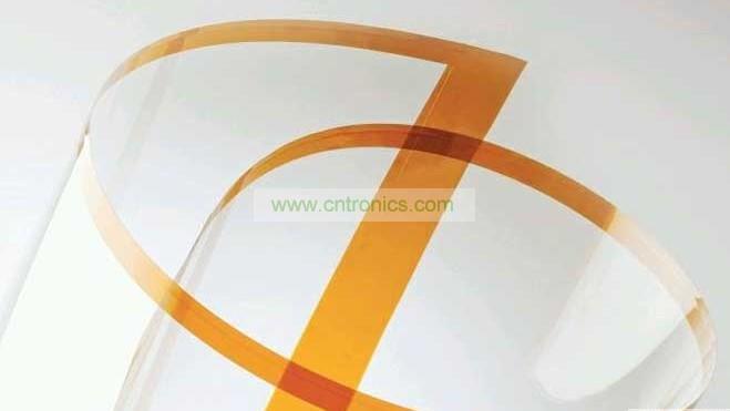 將Willow Glass卷成圓筒狀。