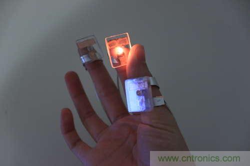 LED多點觸控手套DIY：把各部分焊接起來，測試