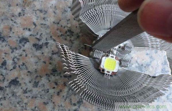 變廢為寶！風(fēng)扇散熱器變身山寨LED燈