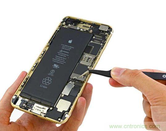 與iPhone 5S相比，電池尺寸更大，電池效率提高了16%。整部手機(jī)看起來就像一件藝術(shù)品，但看不到太多的內(nèi)部構(gòu)造。（來源：iFixit）