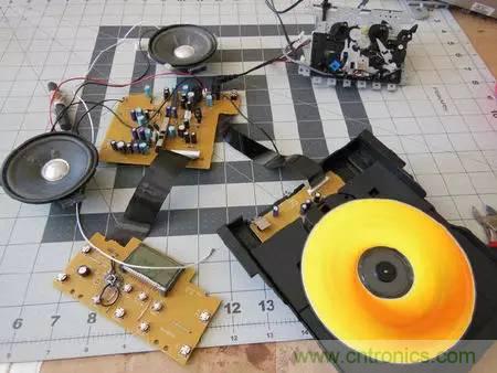 廢舊收音機如何變身成酷炫機器人？