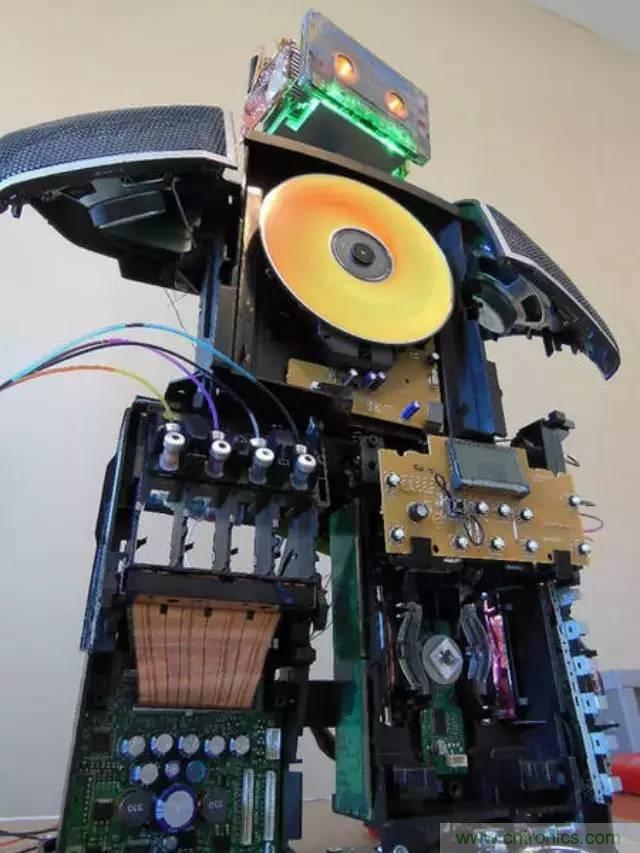 廢舊收音機如何變身成酷炫機器人？
