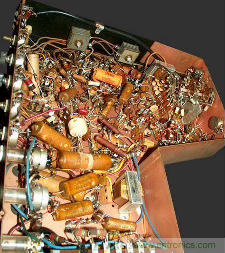 1948年Motorola的VT-71「Golden View」7吋電視機(jī)就是采用點(diǎn)對(duì)點(diǎn)接線。（圖片來源：Wikimedia/Westernelectric555）