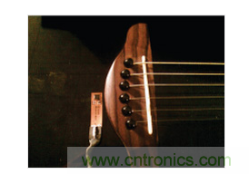  安裝到Fender Stratacoustic吉它上的加速度計。