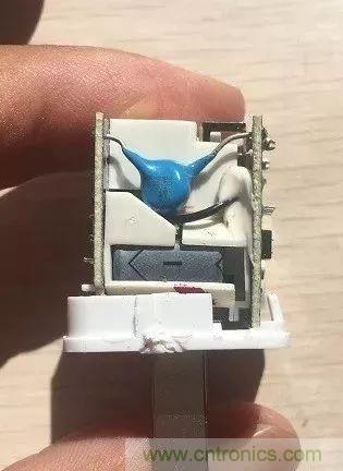 拆了個(gè)電容之后，我的iPhone也會(huì)自動(dòng)訂房了