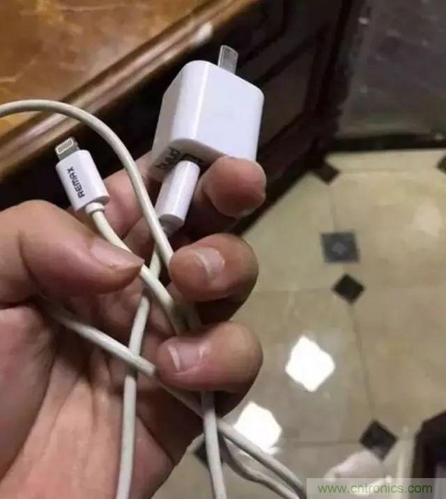 拆了個(gè)電容之后，我的iPhone也會(huì)自動(dòng)訂房了