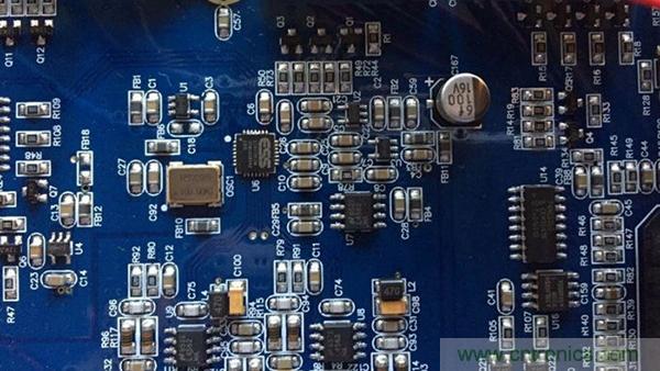 如何“布局”電路上的貼片電容才會(huì)降低寄生電感？