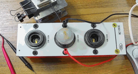 電燈泡內(nèi)通有交流電，為什么看不到燈泡在閃爍？