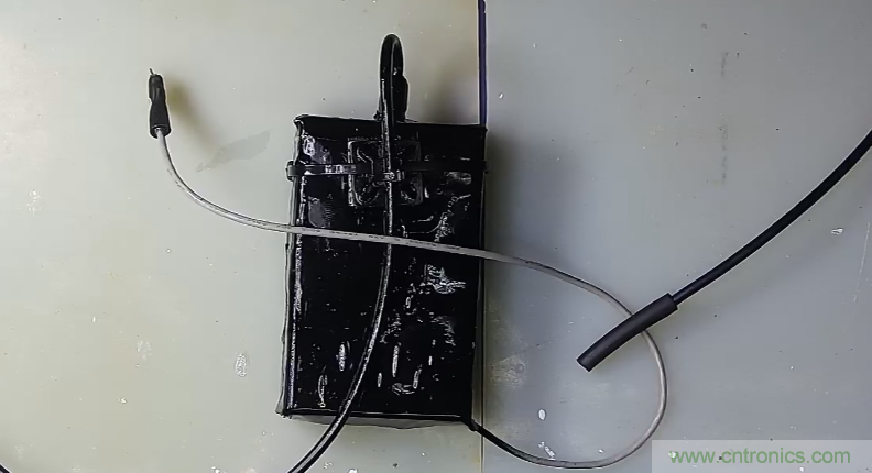 電燈泡內(nèi)通有交流電，為什么看不到燈泡在閃爍？